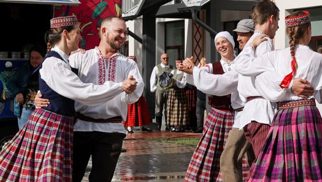 Folkloras kopa "Upīte" kopā ar draugiem no Čehijas, Gruzijas un Kostarikas dāvina jaunu dziesmu