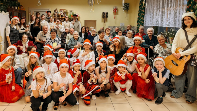 Pasākuma dalībnieki kopā ar sociālās mājas iemītniekiem