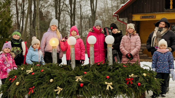 Diennakts nometnes ''Pidžāmu ballīte'' dalībnieki pie lielformāta Adventes vainaga