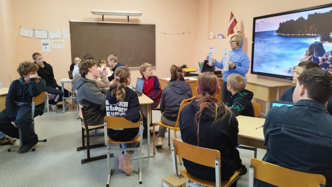 Bērzpils pamatskolas klase ar skolēniem 