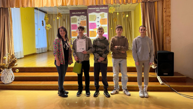 Jaunieši saņemot apbalvojumus par piedalīšanos konkursā