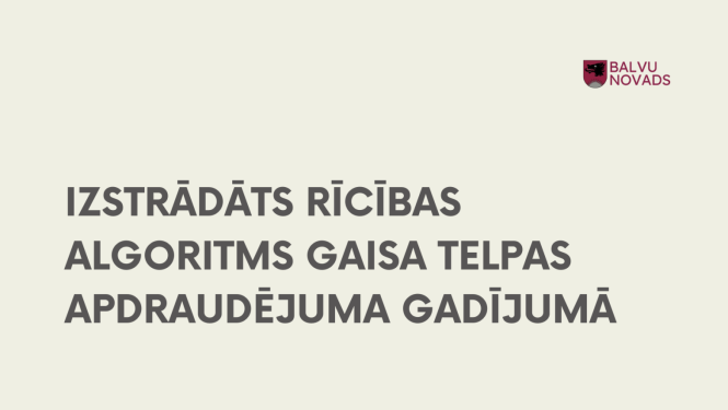 Teksts ''Izstrādāts rīcības algoritms gaisa telpas apdraudējuma gadījumā'' ar novada logo