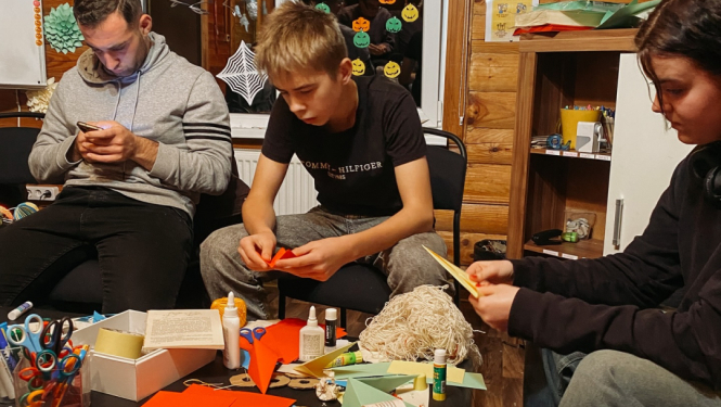 Jaunieši gatavo eglīšu rotājumus