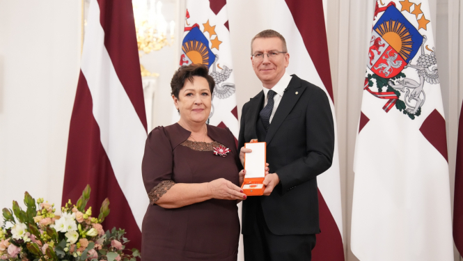Valsts prezidents Edgars Rinkēvičs pasniedz augstāko valsts apbalvojumu ģimenes ārstei Rutai Muraškinai. u
