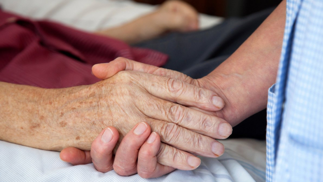 Senioru roku satvēriens