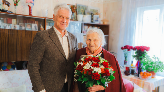 Simtgadniece Anna Miņina kopā ar pašvaldības priekšsēdētāju Jāni Trupovnieku