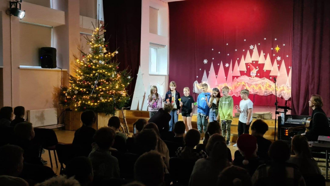 ''Latvijas skolas soma'' Ziemassvētku koncerts ''Reiz Ziemassvētkos'' Balvu sākumskolā
