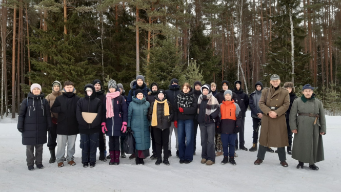 Muzejpedagoģiskās nodarbības dalībnieki pie Stompaku purva