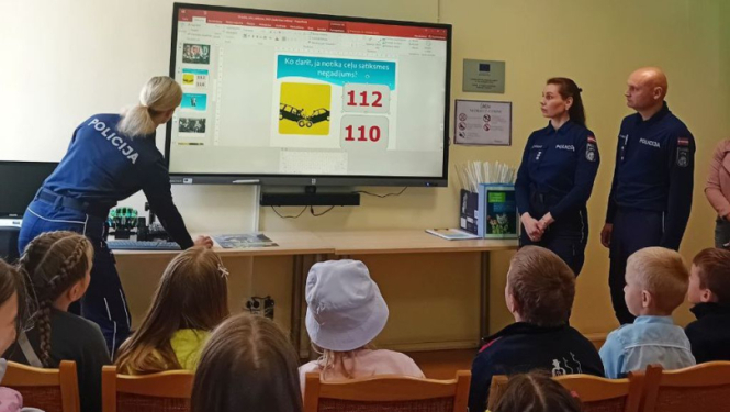 Balvu Centrālajā bibliotēkā aizvadīta izglītojoša tikšanās ar Valsts policiju kampaņas “Uzdod jautājumu policijai!” ietvaros