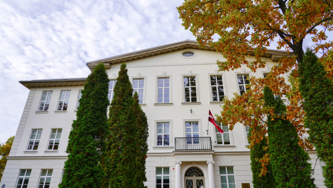 Viļakas vidusskolas ēka rudenī