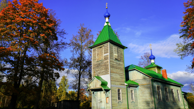 Vīksnas pareizticīgo baznīca rudenī