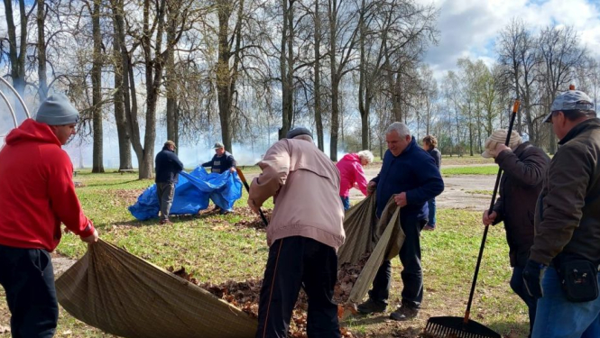 Pavasara sakopšanas darbi Baltinavas parkā