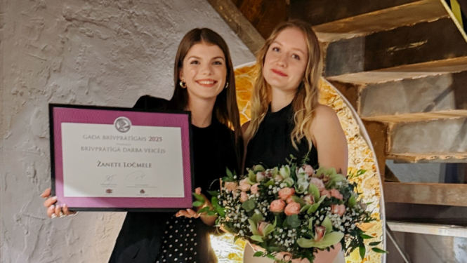 Žanete Ločmele ar saņemto apbalvojumu