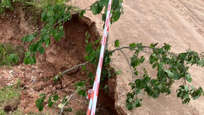 Grants ceļa izskalojumi pēc lietavām