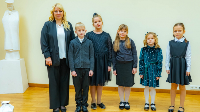 Konkursa Ziemas skanis dalībnieki kopā ar pedagoģi Karīnu Romanovu.