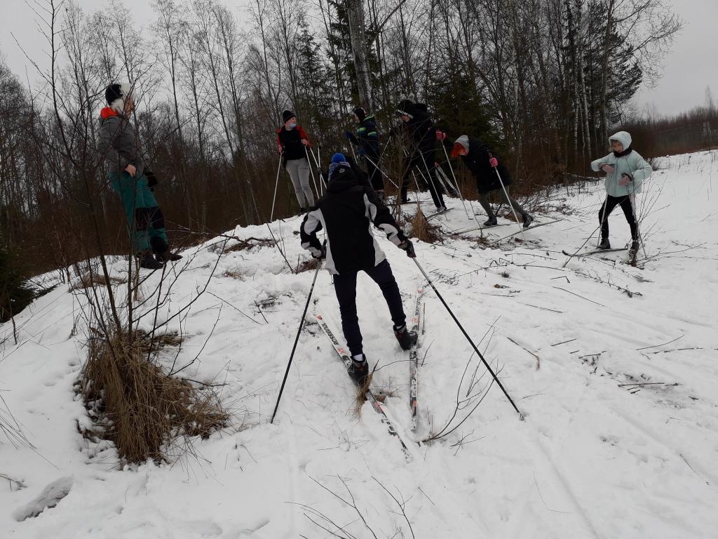 Stacijas pamatskolas audzēkņi slēpo