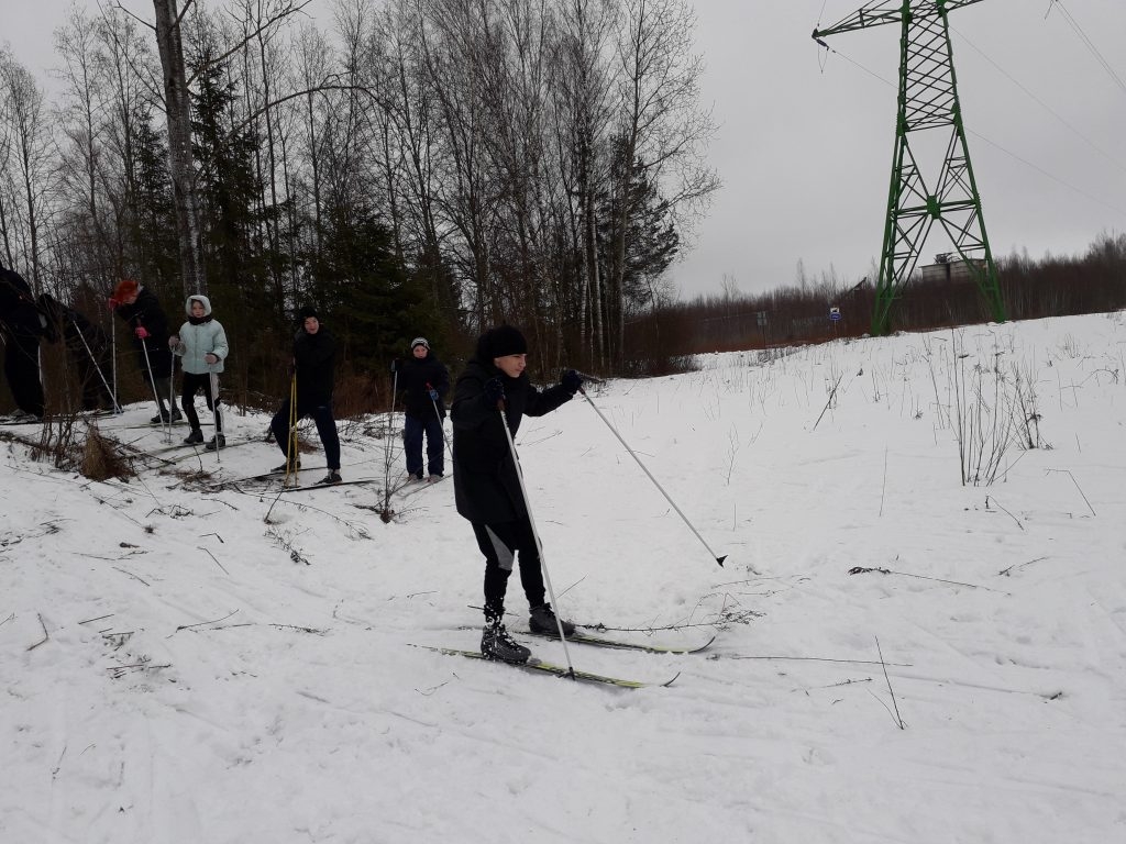 Stacijas pamatskolas audzēkņi slēpo