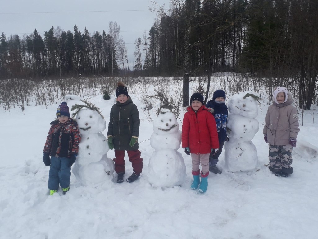 Stacijas pamatskolas audzēkņi slēpo