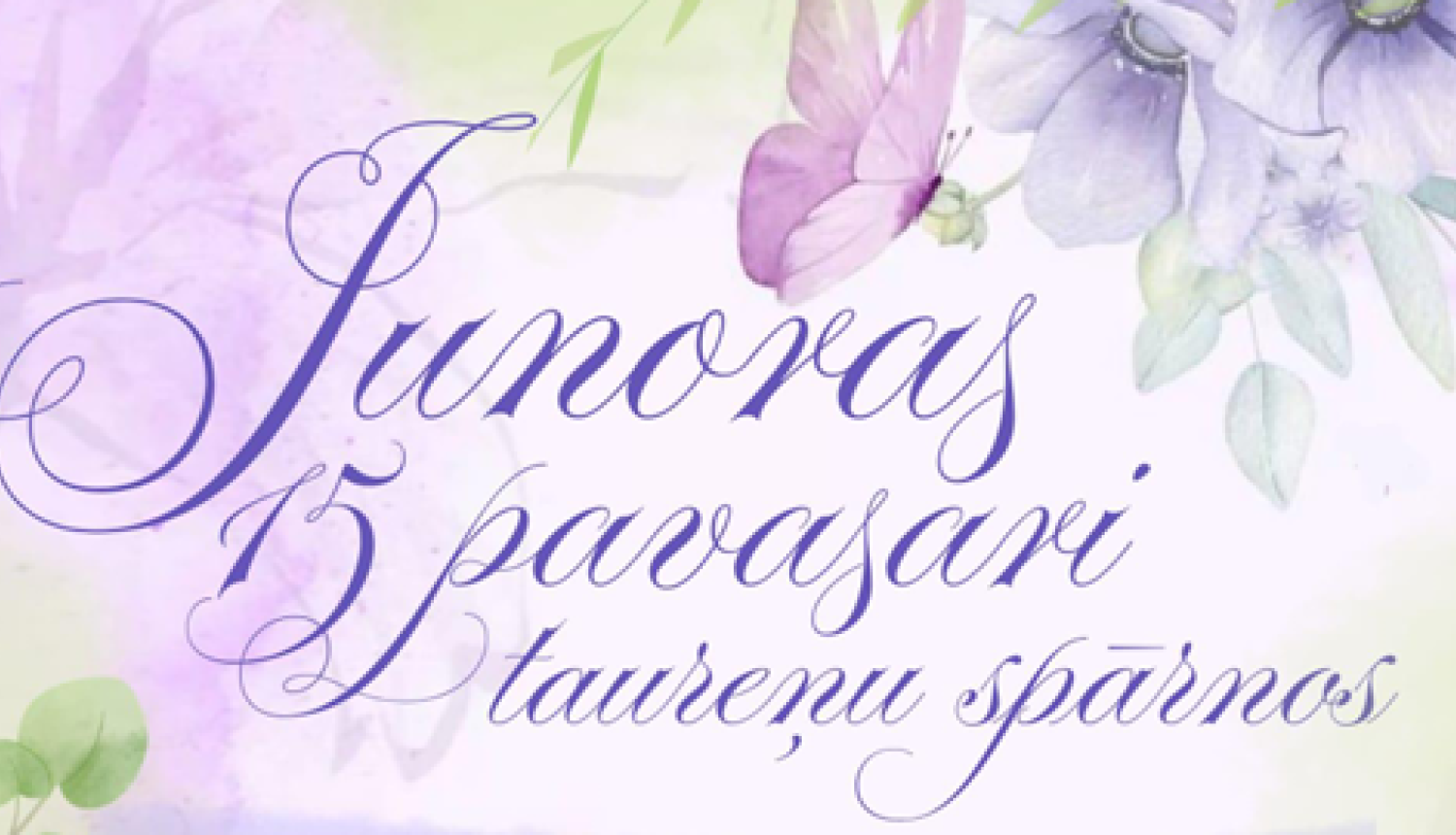 Maigi, pasteļtoņos veidots pasākuma plakāts ar ziedu un tauriņu motīviem. Fons ir gaiši violets ar zaļganiem un rozīgiem akvareļa toņiem. Apkārt izvietoti ziedi un vairāki violeti tauriņi, kas rada vieglu, pavasarīgu noskaņu.  Centrā lieliem, dekoratīviem burtiem rakstīts “Junoras 15 pavasarī Taureņu spārnos”. Zemāk norādīta norises vieta – Rugāju Tautas nams, datums – 9. maijs, un laiks – plkst. 18:00.  Apakšdaļā teksts vēsta, ka piedalās sadraudzības kolektīvi.