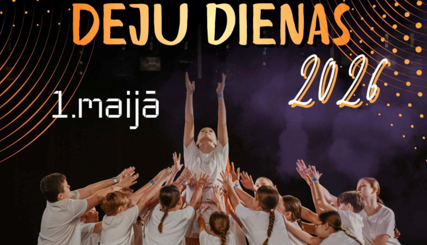 Tumšs, kontrastains plakāts par “Deju dienu 2026”, kas notiks 1. maijā Balvu Kultūras un atpūtas centrā.  Centrā redzama skatuves aina: bērnu un jauniešu grupa baltos tērpos paceļ vienu dejotāju augšup, radot vienotības un kustības sajūtu.  Apakšā norādīta programma – deju meistarklases no 11:00 līdz 14:00 un koncerts plkst. 17:00, ar piezīmi, ka ieeja koncertā ir bez maksas.
