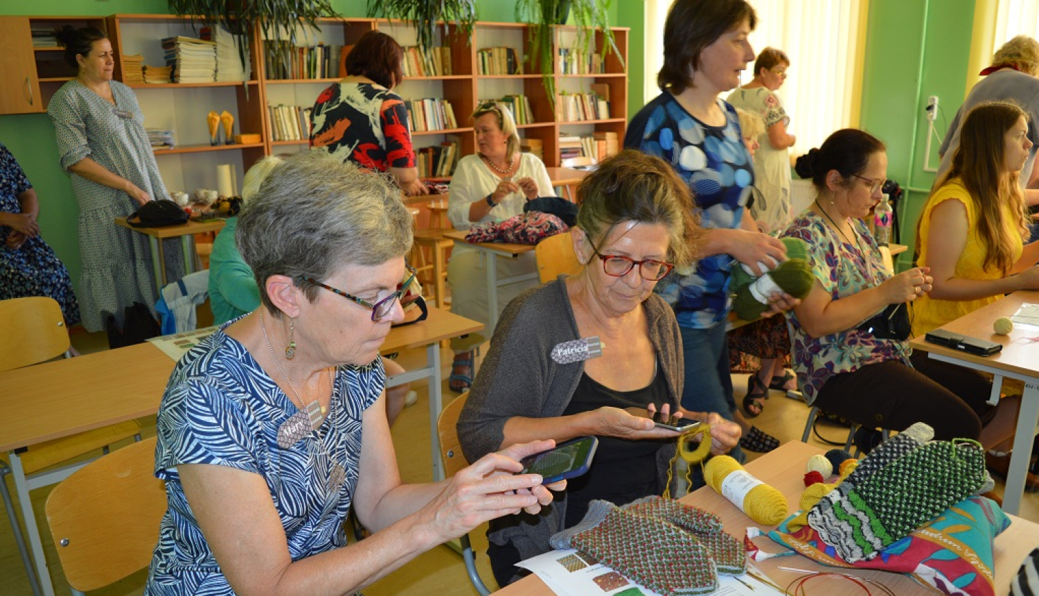 Adīšanas semināra dalībnieces iepazīst Balvu novada adītāju cimdu rakstus