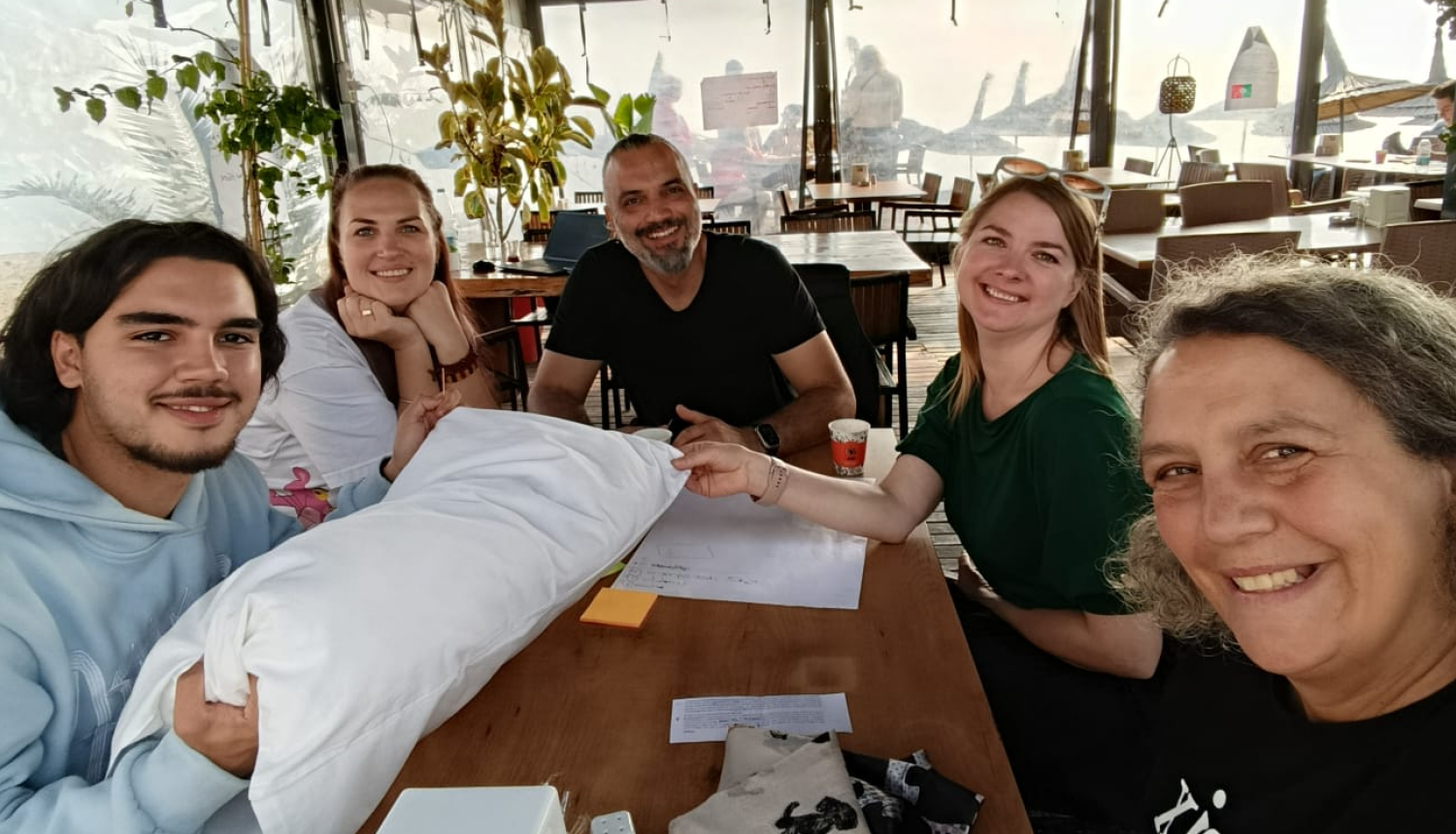 Jaunatnes darbinieks kopā ar savu komandu Turcijā