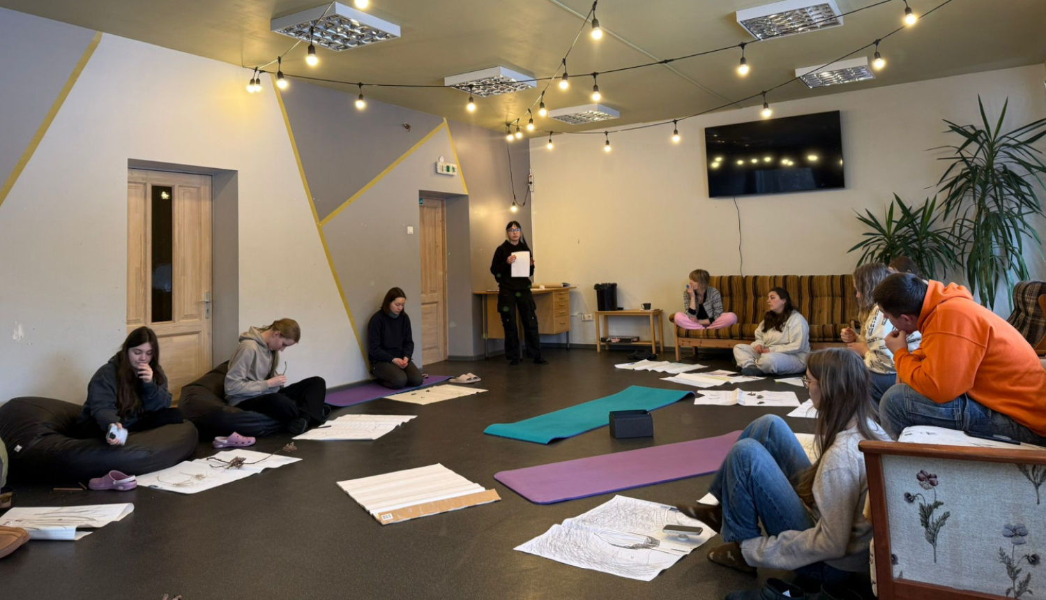 Jaunieši Balvu novada Bērnu un jauniešu centra telpās