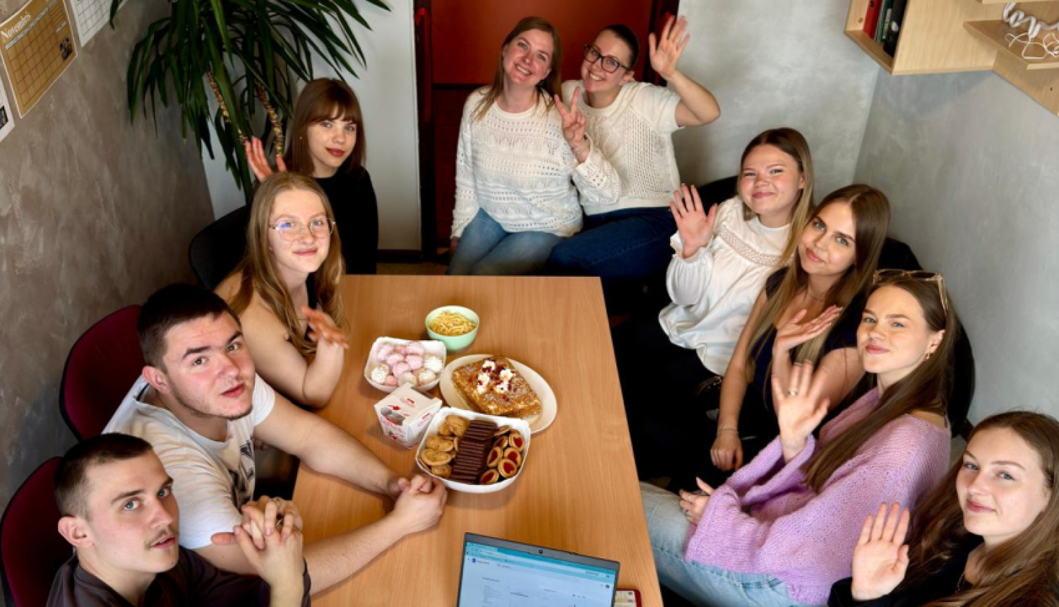 Balvu novada jauniešu domes jaunajās darba telpās jaunieši sēž apkārt darba galdam