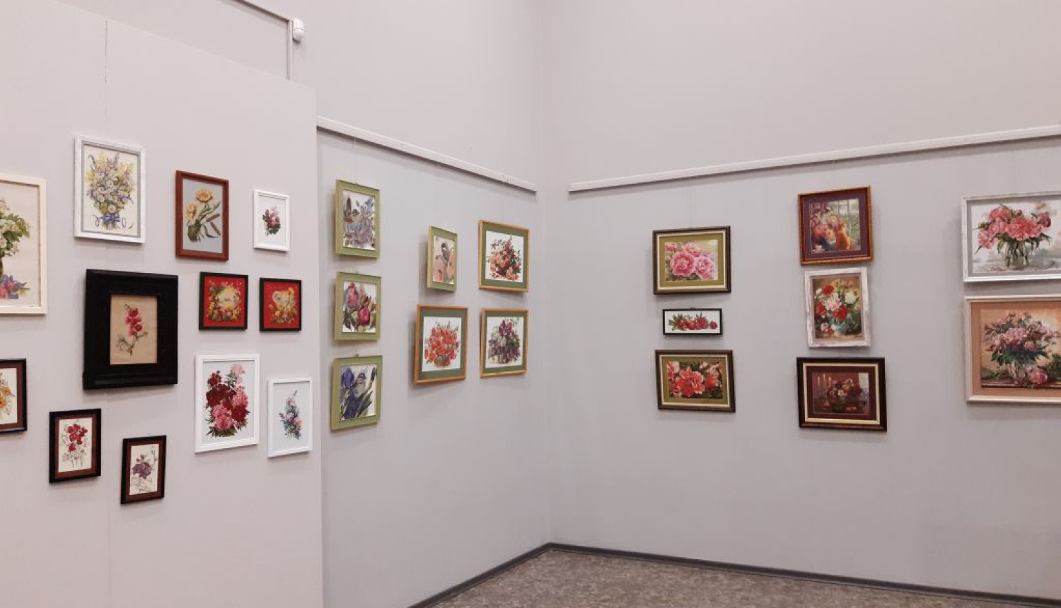 Evitas Zarembas-Krīgeres krustdūrienu izstādes atklāšana