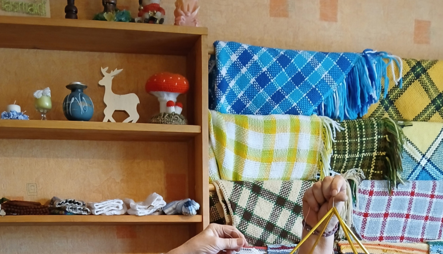 Rokdarbu darbnīcas dāmas Briežuciemā aicināja piedalīties arī puzuru gatavošanas meistardarbnīcā.