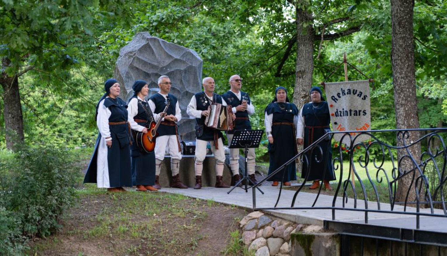 Etnogrāfisko ansambļu sadziedāšanās un danču vakars Lāča dārzā
