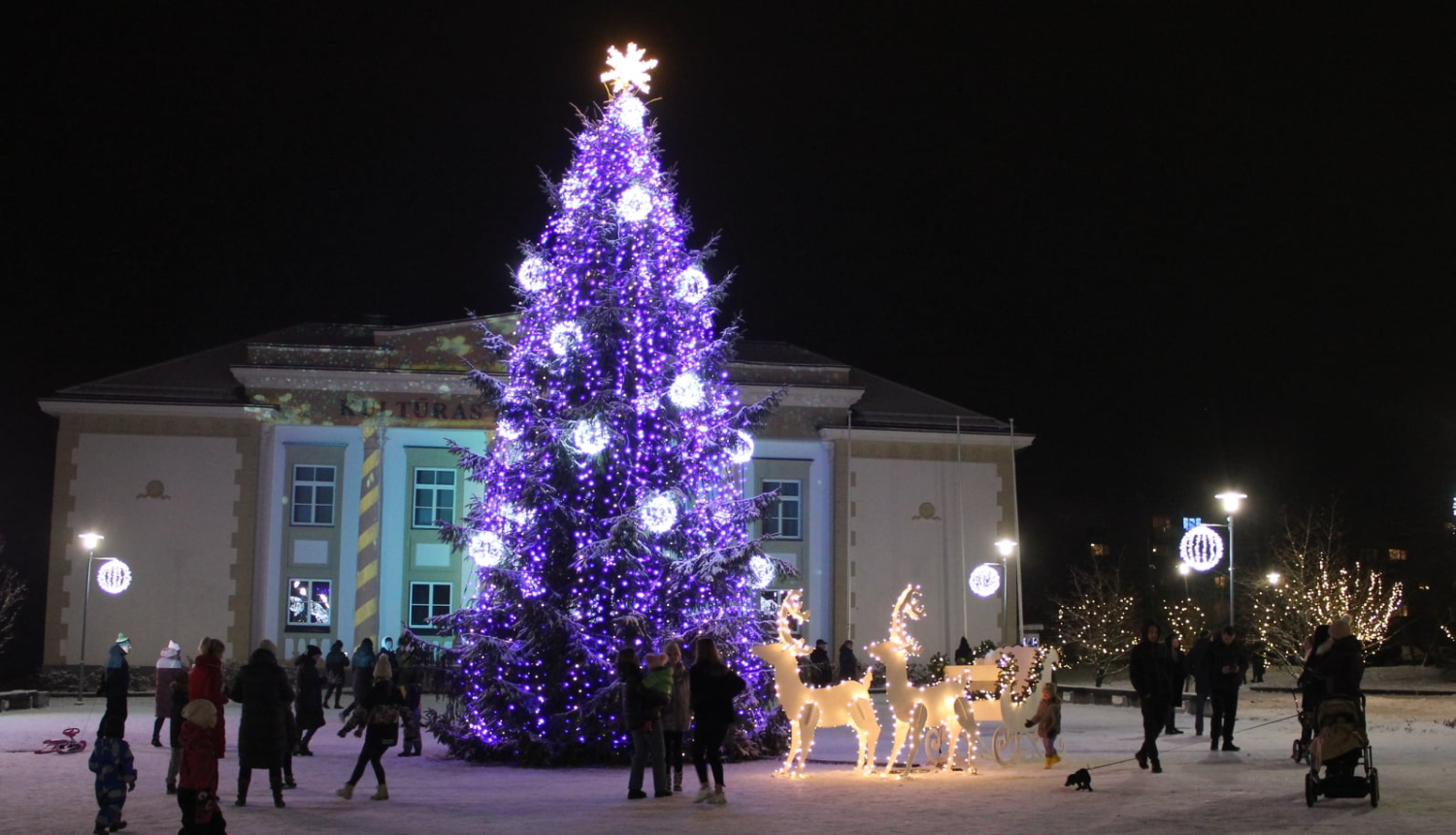 Pirmajā Adventā tiek iedegta Balvu centrālā egle