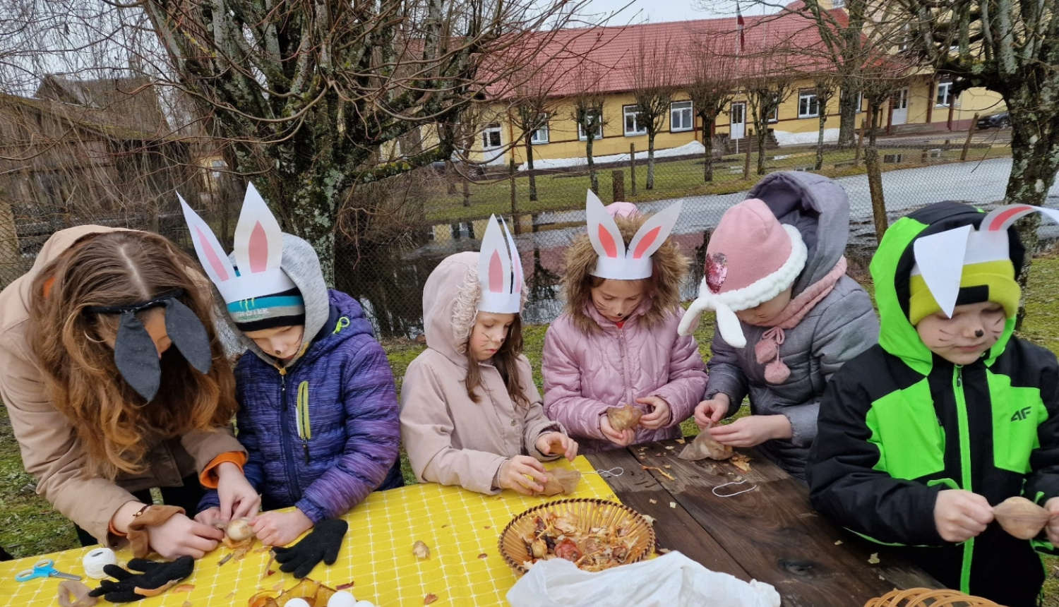 Stacijas pamatskolas skolēni svinēja Lieldienas un mācījās latviskās tradīcijas