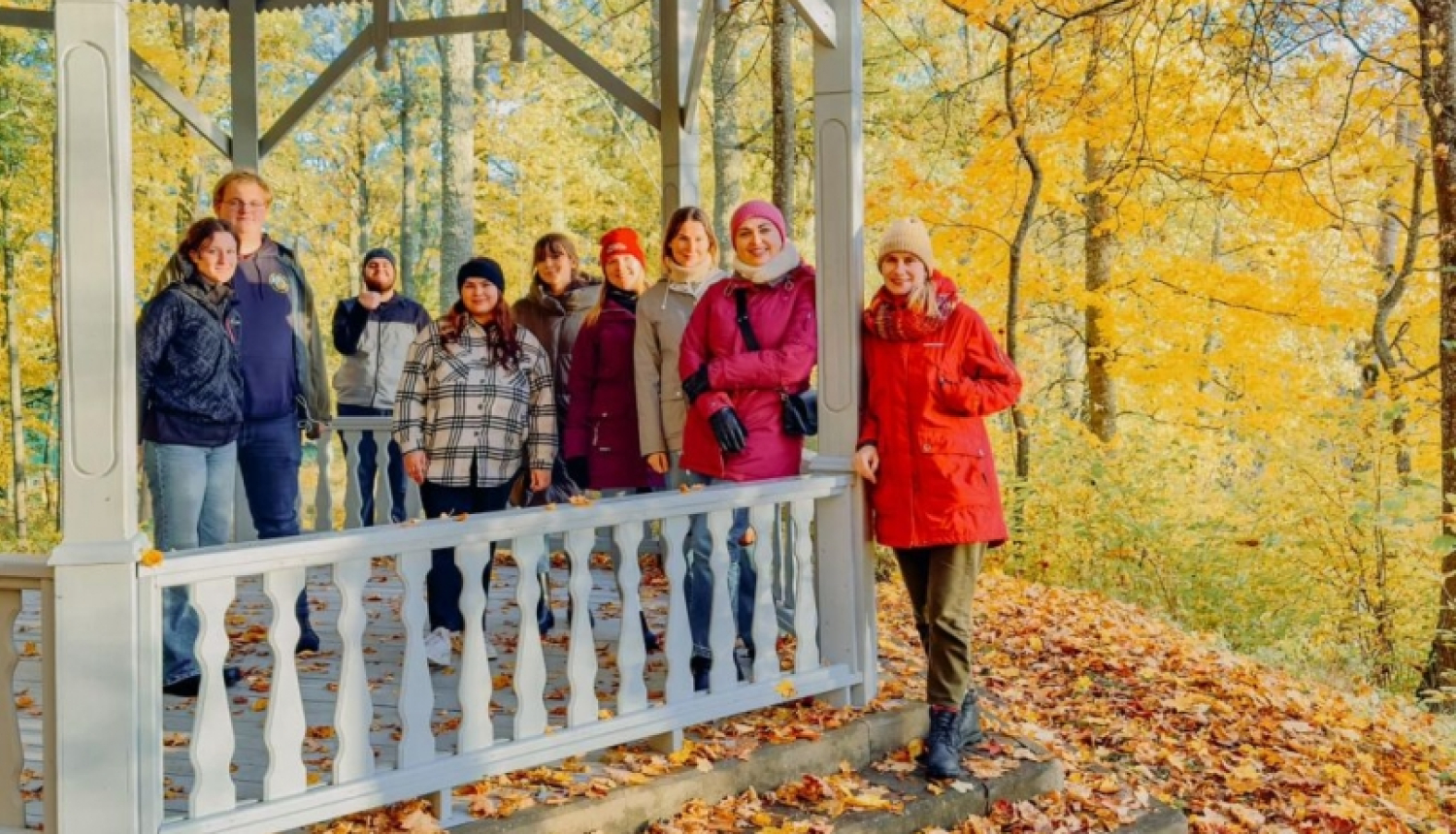 Kopā ar brīvprātīgajiem jauniešiem izzina Latvijas rudens burvību
