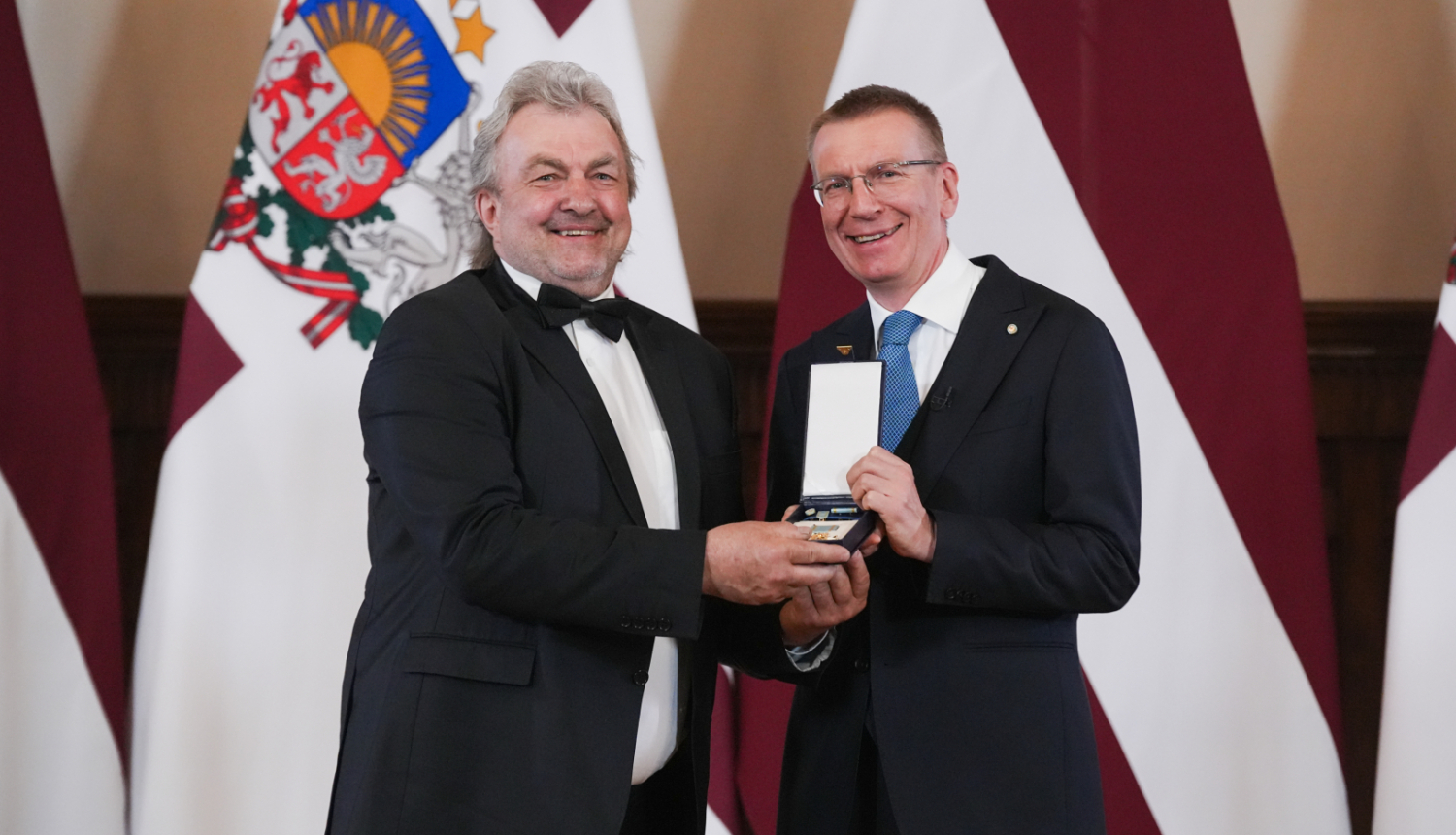 Valsts prezidents Edgars Rinkēvičs pasniedz augstākos valsts apbalvojumu Uldim Kokaram
