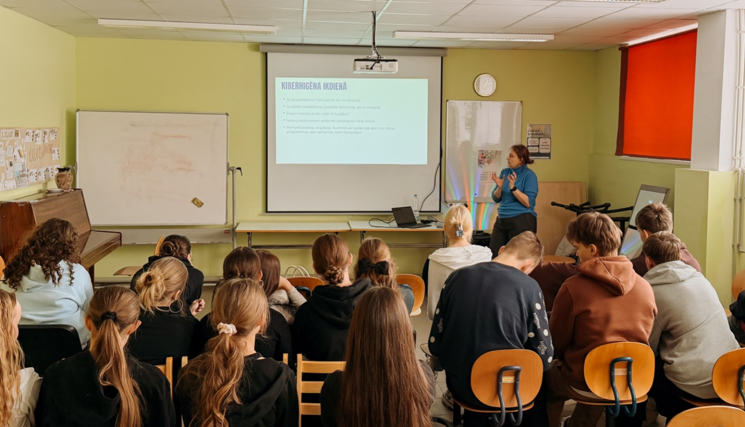 Rekavas vidusskolas izglītojamie piedalās nodarbībā par kiberdrošību