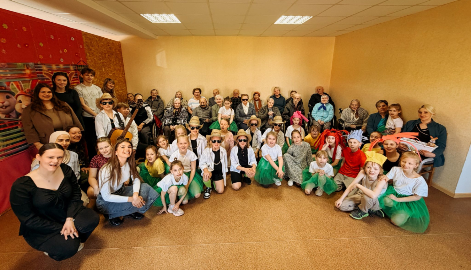 Jaunieši un bērni kopā ar sociālās aprūpes nama iemītniekiem