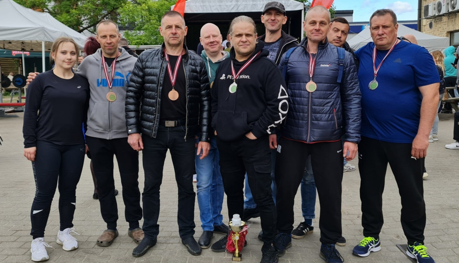 Piedalās sacensībās