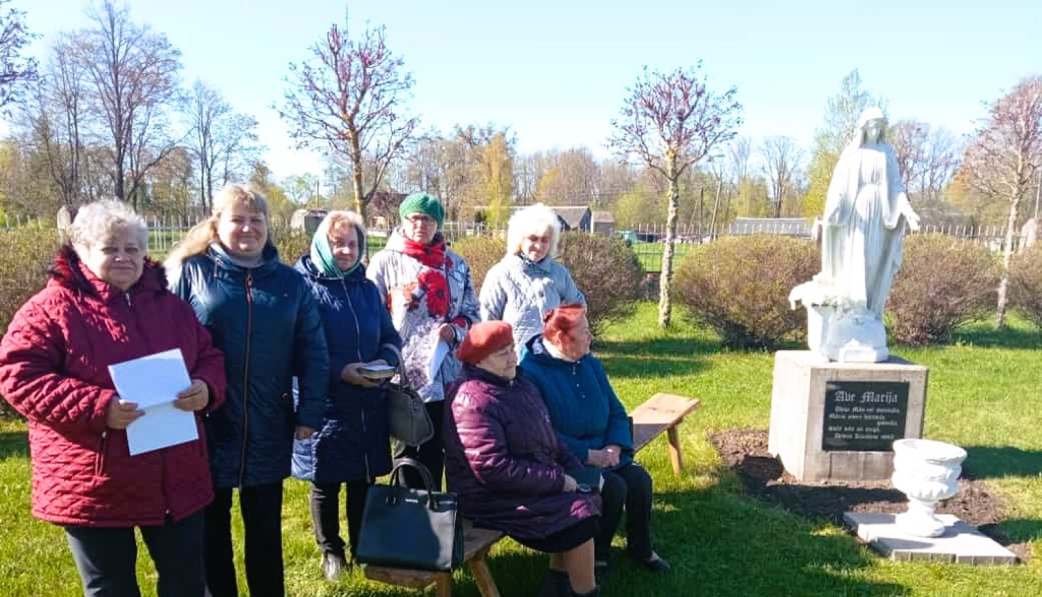 Maija dziedājumi pie krucifiksiem