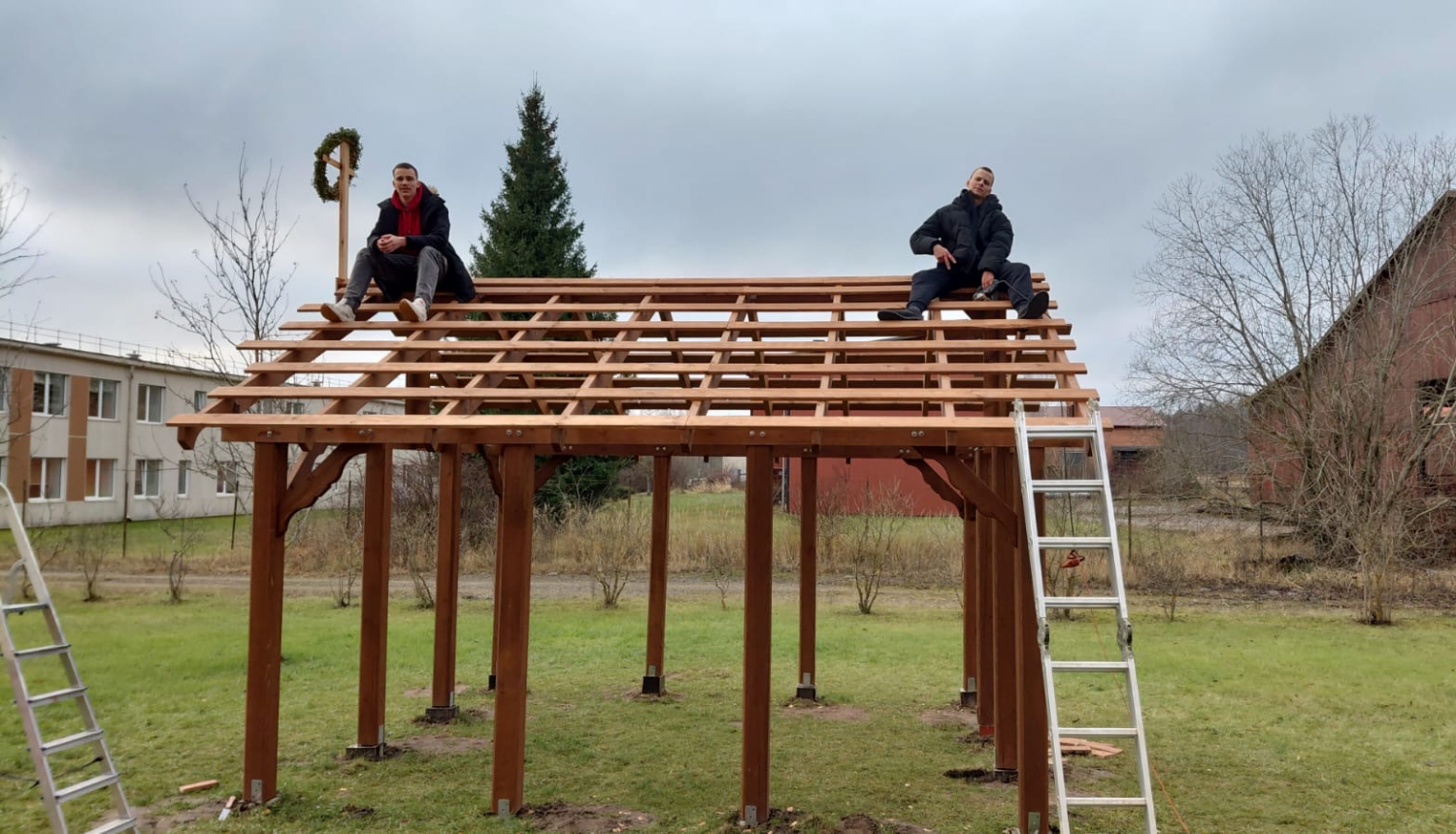 Balvu profesionālās un vispārizglītojošās vidusskola audzēkņi veido āra terasi