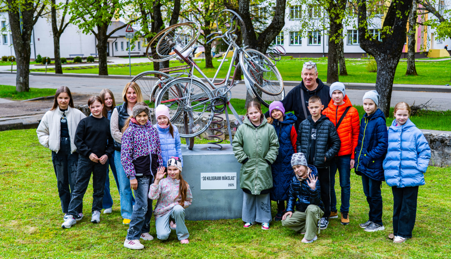 Balvu Mākslas skolas audzēkņi pie vides objekta ''30 kilogrami Mākslas''.