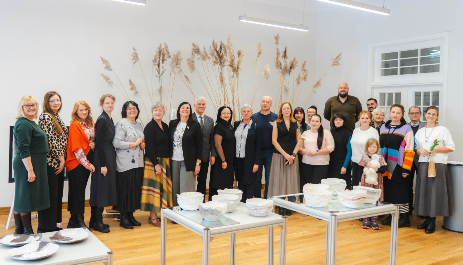 Klātesošie darbu izstādes ''Ceļojums'' atklāšanā