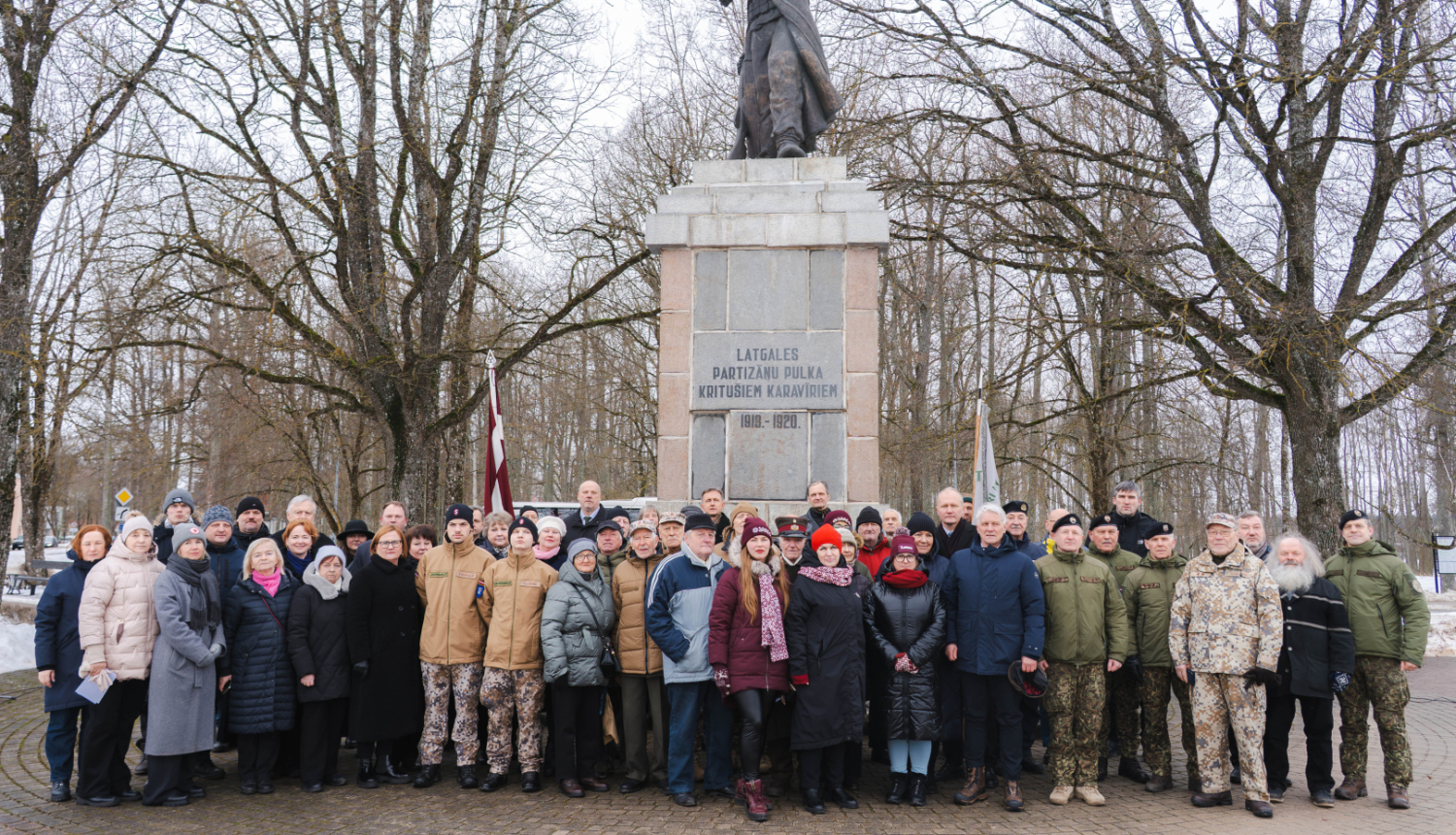 Klātesošie piemiņas brīdī pie pieminekļa Latgales partizānu pulka kritušajiem karavīriem