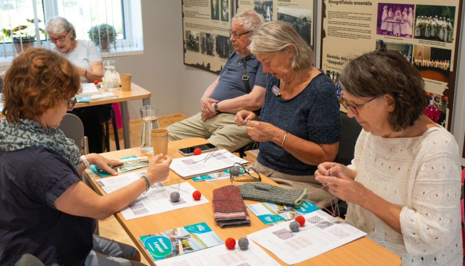Semināra “Adīsim Latgalē” dalībnieces iepazīst Ziemeļlatgales cimdu rakstus