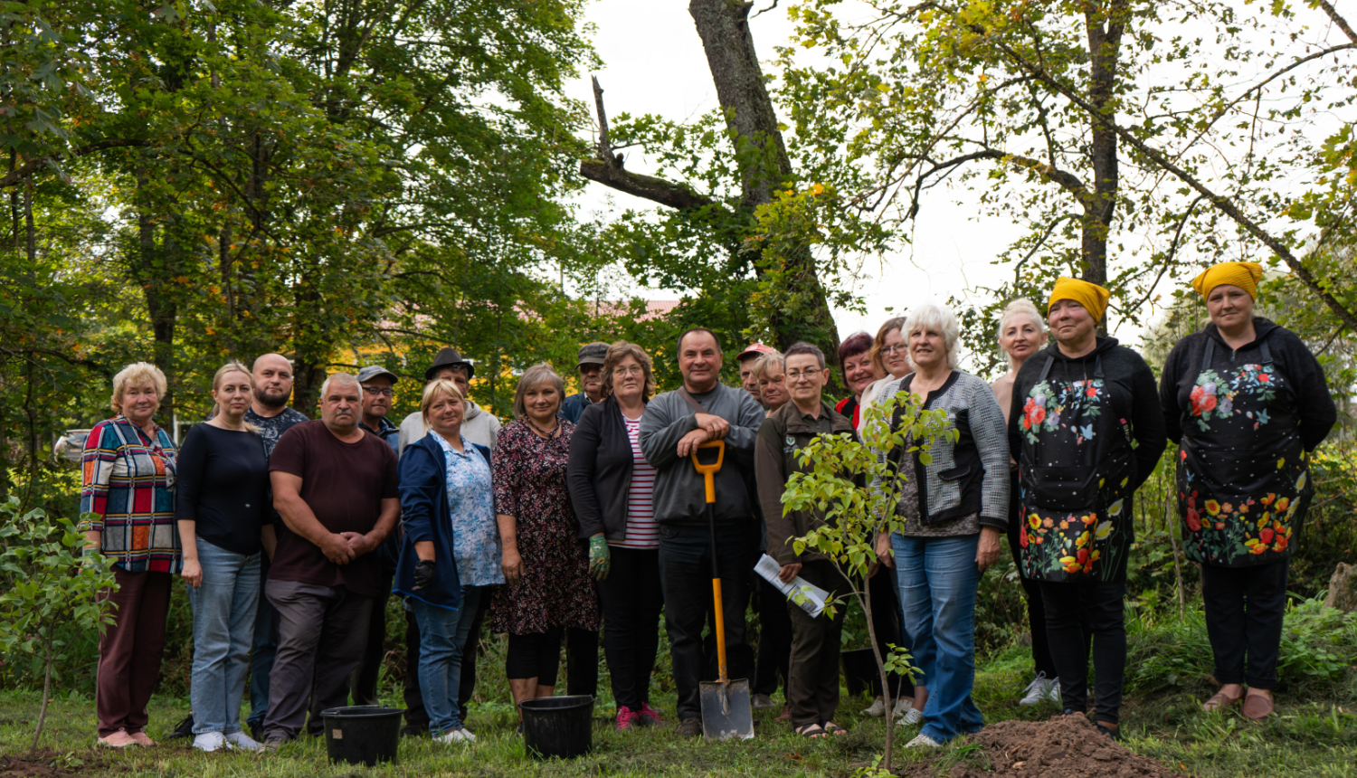Ar košumkrūmiem papildināts Baltinavas muižas parks