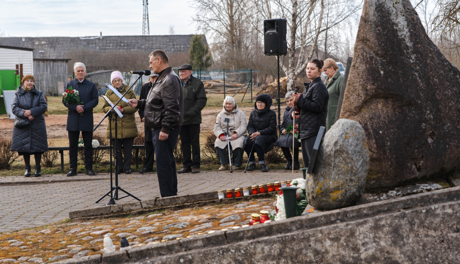 Piemiņas brīdis pie piemiņas akmens komunistiskā režīma upuriem Balvu stacijā