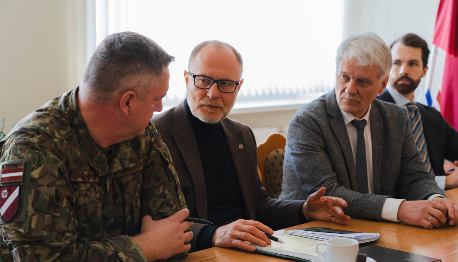 Pie galda sēž aizsardzības ministrs Andris Sprūds un Balvu novada pašvaldības domes priekšsēdētājs Jānis Trupovnieks 