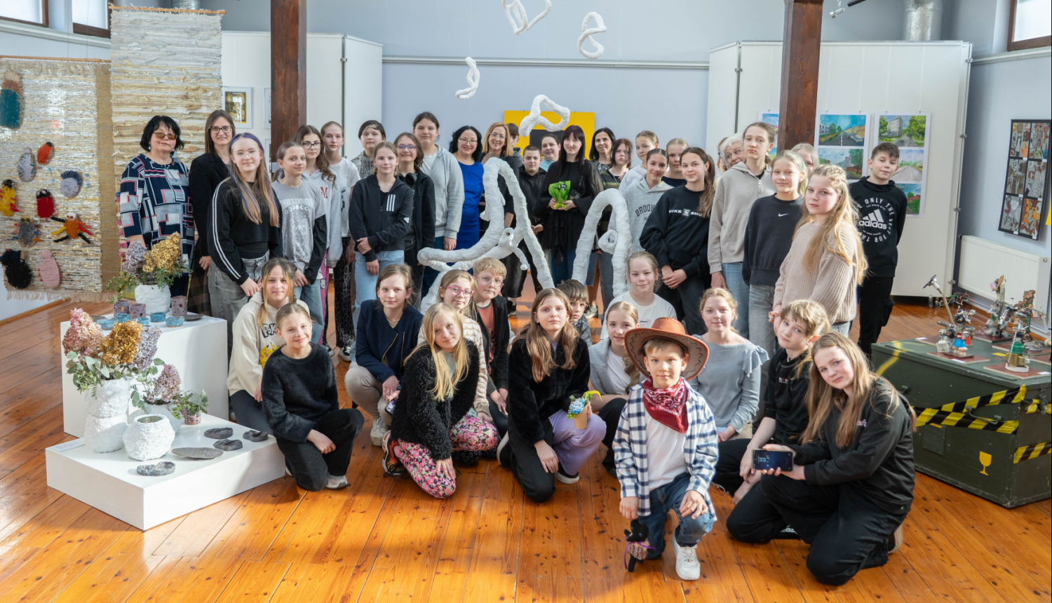 Attēlā redzami bērni un skolotāji Balvu novada muzejā izstādes "Pāri robežām" atklāšanā.