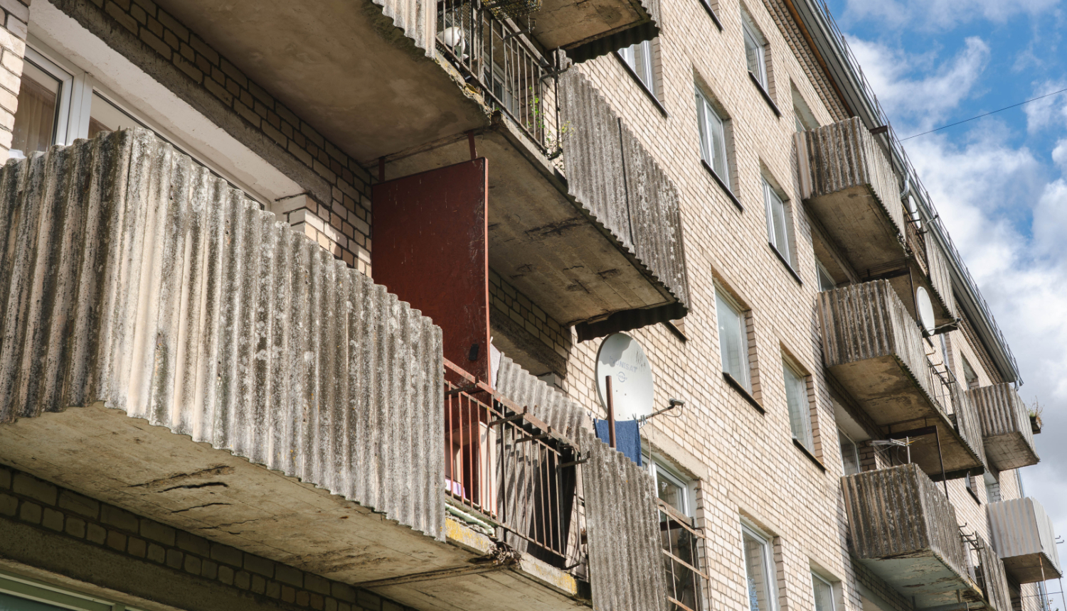 Daudzīvokļu mājas balkoni