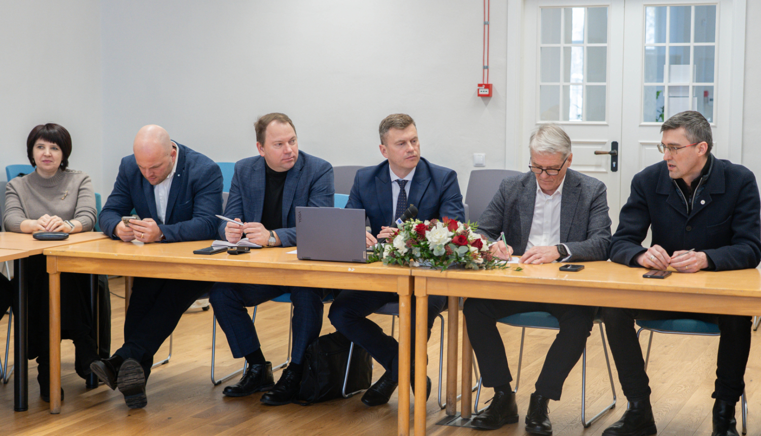 Apvienotā sēdes klātesošie Balvu muižā